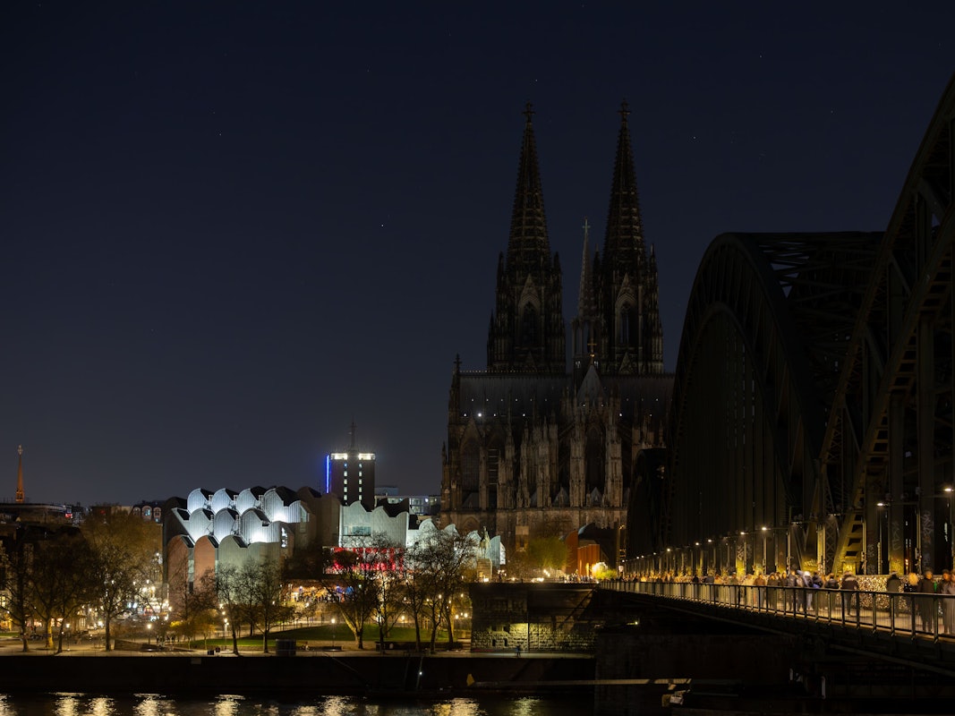 28.03.2026: Earth Hour 2026: Für eine Stunde wird in Köln die Beleuchtung des Kölner Doms, an der Hohenzollernbrücke und an den zwölf romanischen Kirchen abgeschaltet. Köln beteiligt sich an der weltweiten Aktion Earth Hour 2026, die ein Zeichen für den Klimaschutz darstellen soll. Foto: Martina Goyert