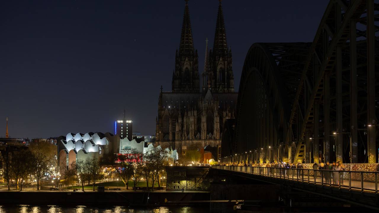 28.03.2026: Earth Hour 2026: Für eine Stunde wird in Köln die Beleuchtung des Kölner Doms, an der Hohenzollernbrücke und an den zwölf romanischen Kirchen abgeschaltet. Köln beteiligt sich an der weltweiten Aktion Earth Hour 2026, die ein Zeichen für den Klimaschutz darstellen soll. Foto: Martina Goyert