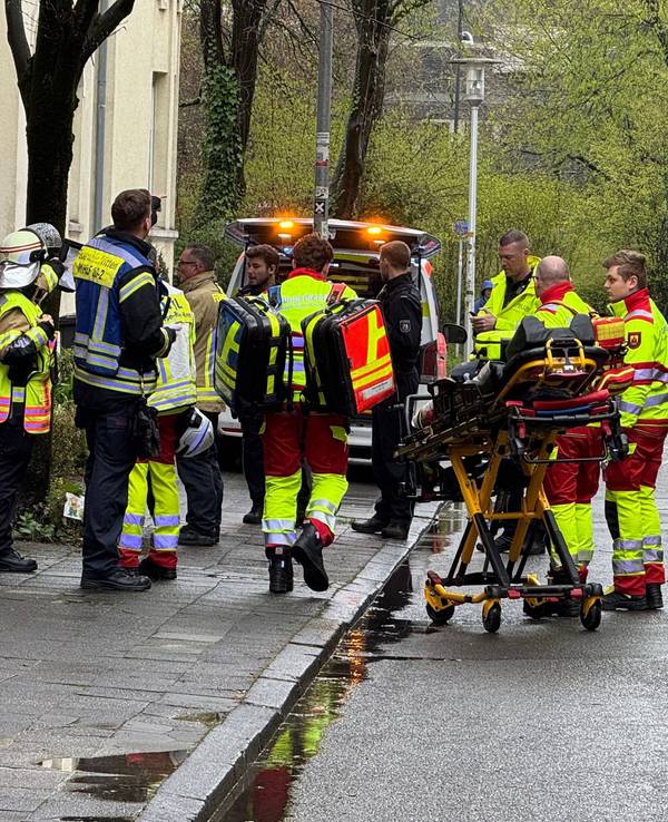 Zahlreiche Kräfte von Polizei und Rettungsdiensten sind in einer Straße in Witten im Einsatz.