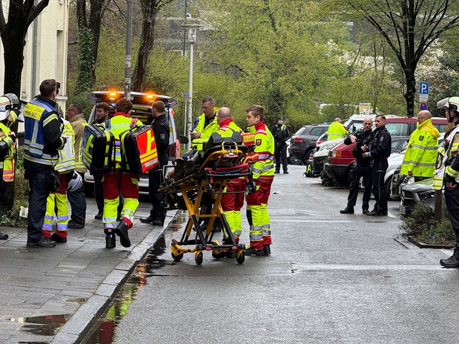 Zahlreiche Kräfte von Polizei und Rettungsdiensten sind in einer Straße in Witten im Einsatz.
