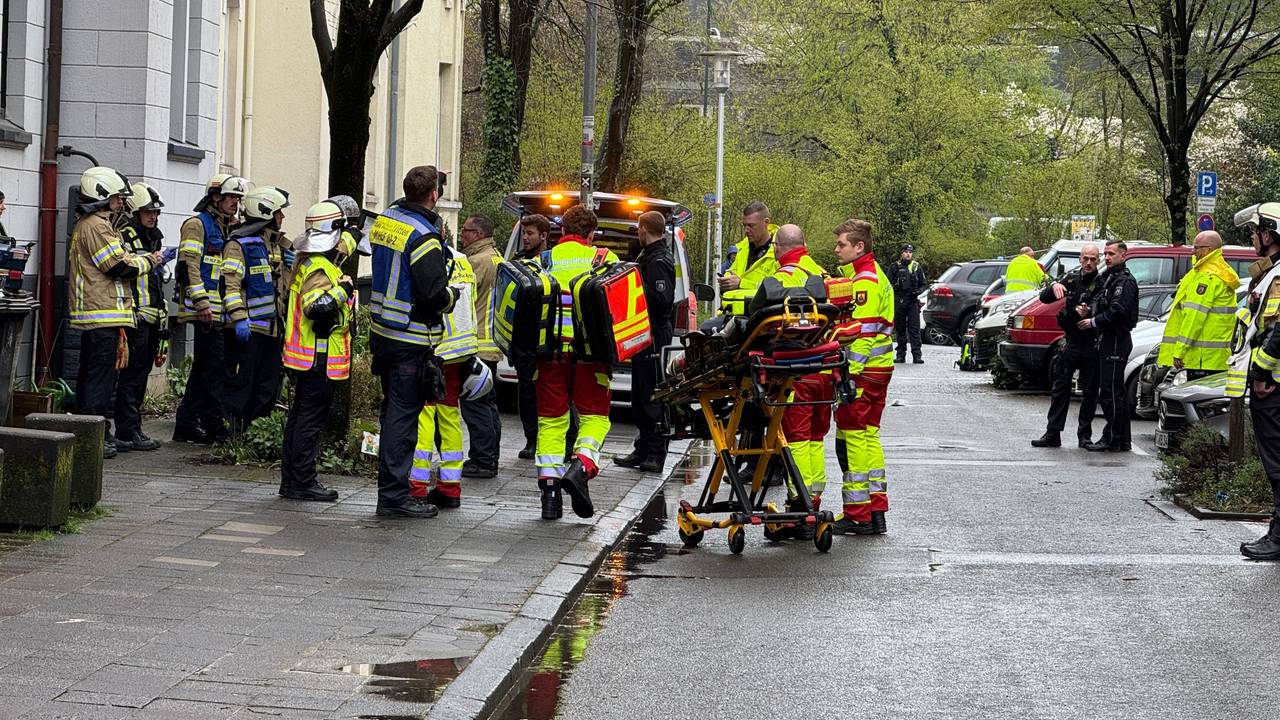 Zahlreiche Kräfte von Polizei und Rettungsdiensten sind in einer Straße in Witten im Einsatz.