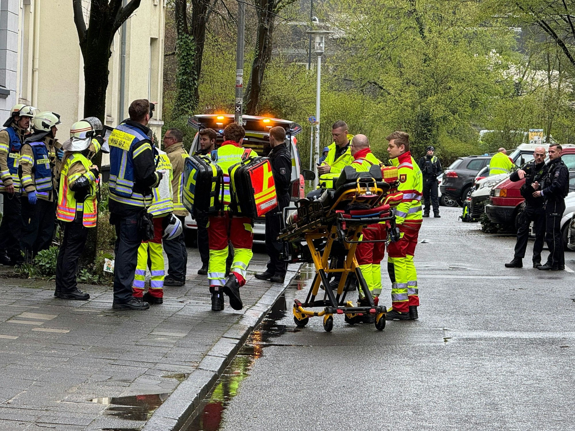 Zahlreiche Kräfte von Polizei und Rettungsdiensten sind in einer Straße in Witten im Einsatz.
