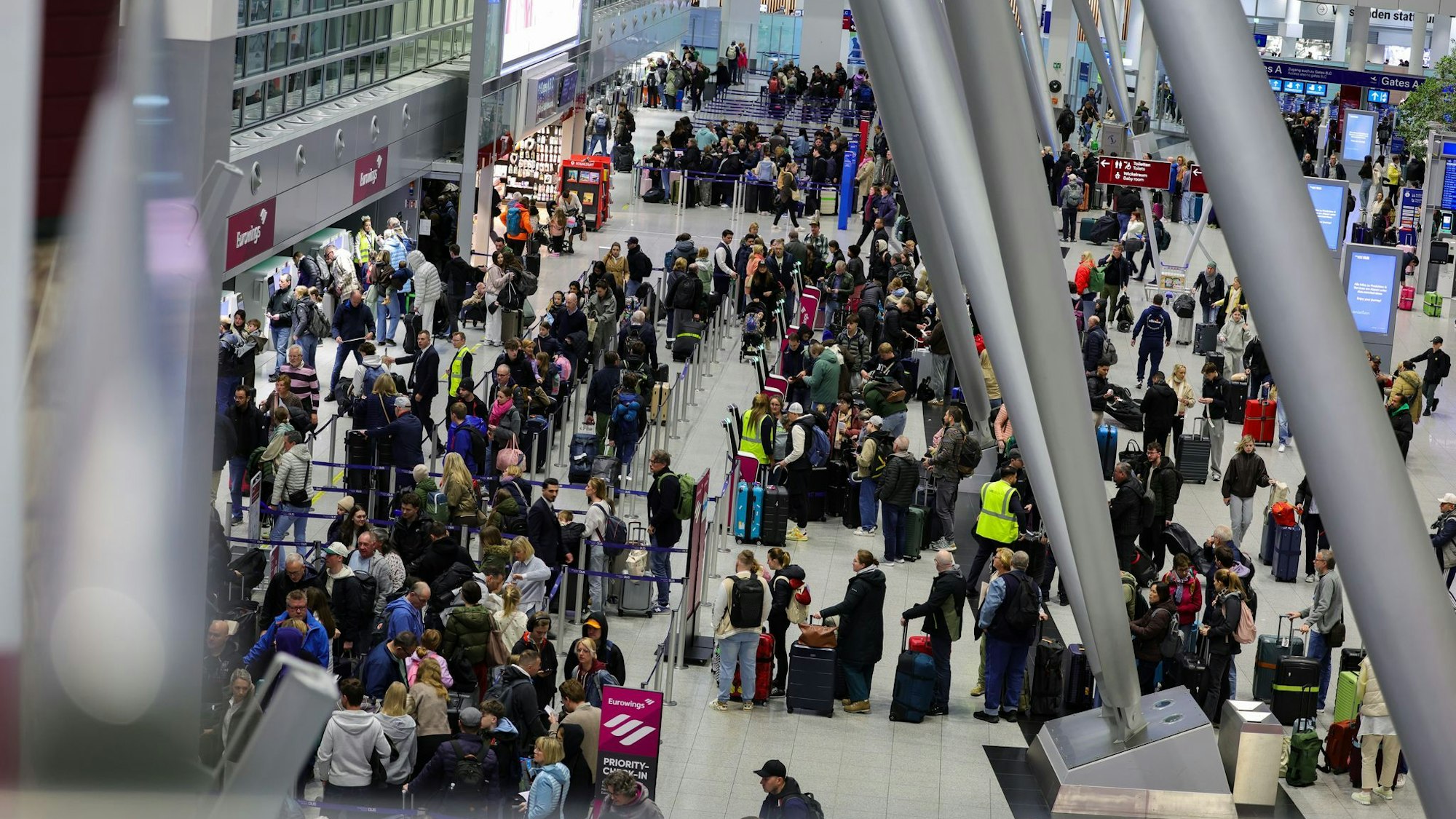 Reiseverkehr zu Beginn der Osterferien in Nordrhein-Westfalen