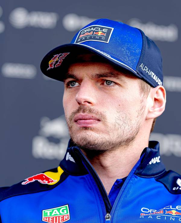 Max Verstappen trägt eine Kappe auf dem Kopf und schaut ernst.