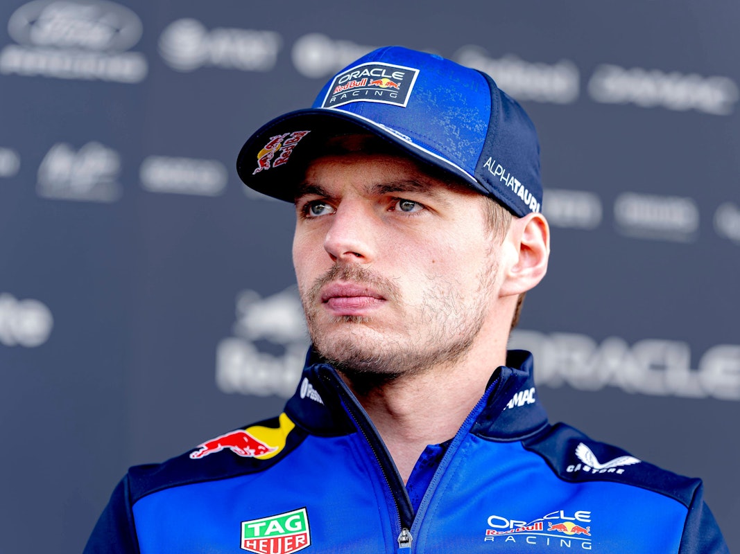 Max Verstappen trägt eine Kappe auf dem Kopf und schaut ernst.