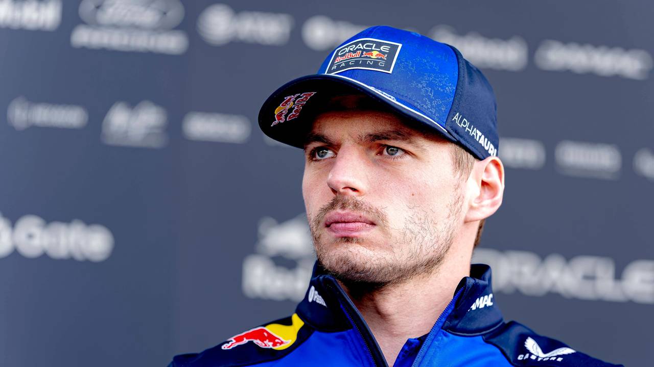 Max Verstappen trägt eine Kappe auf dem Kopf und schaut ernst.