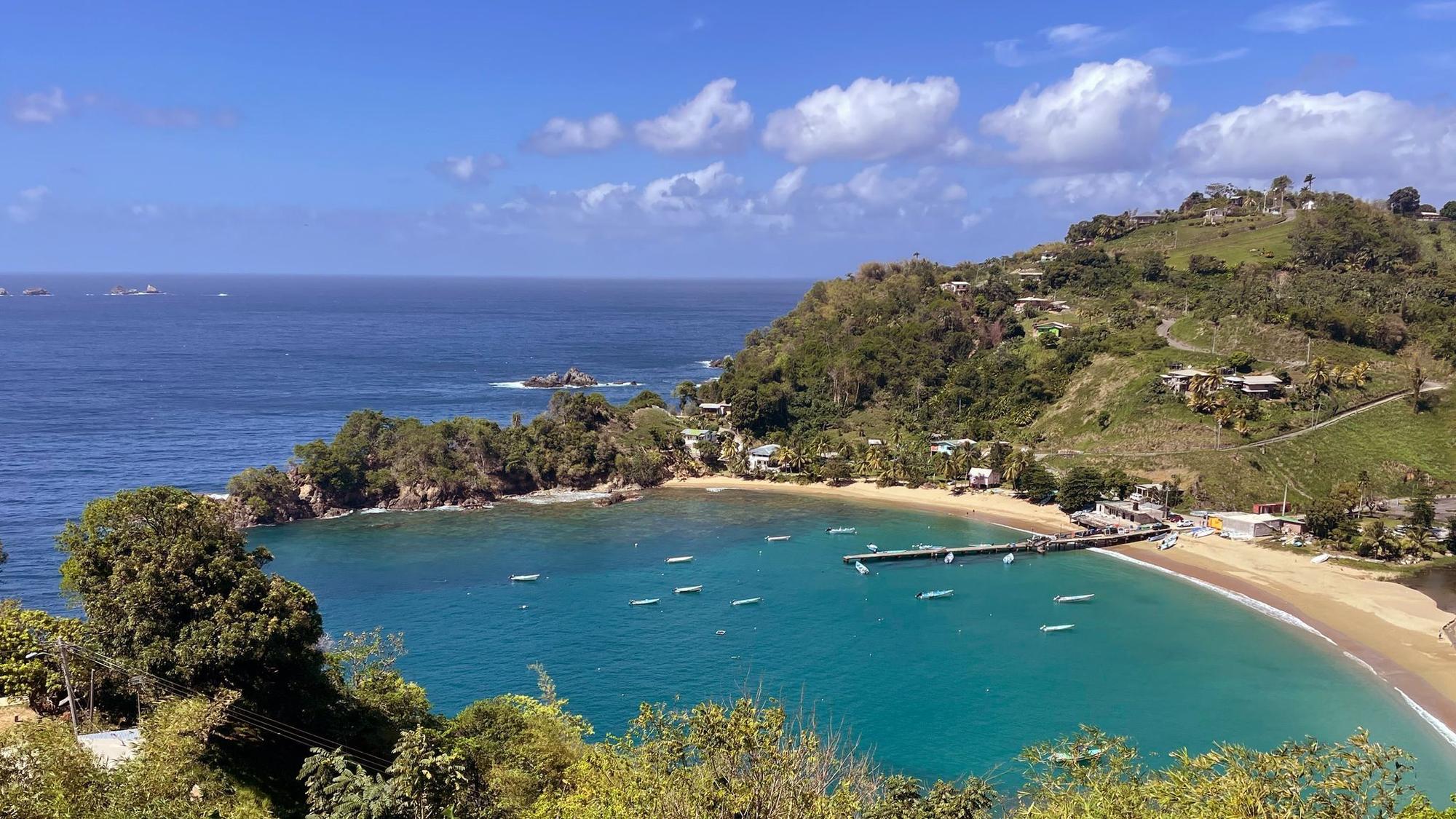 Fischerboote in der Parlatuvierbucht in Tobago