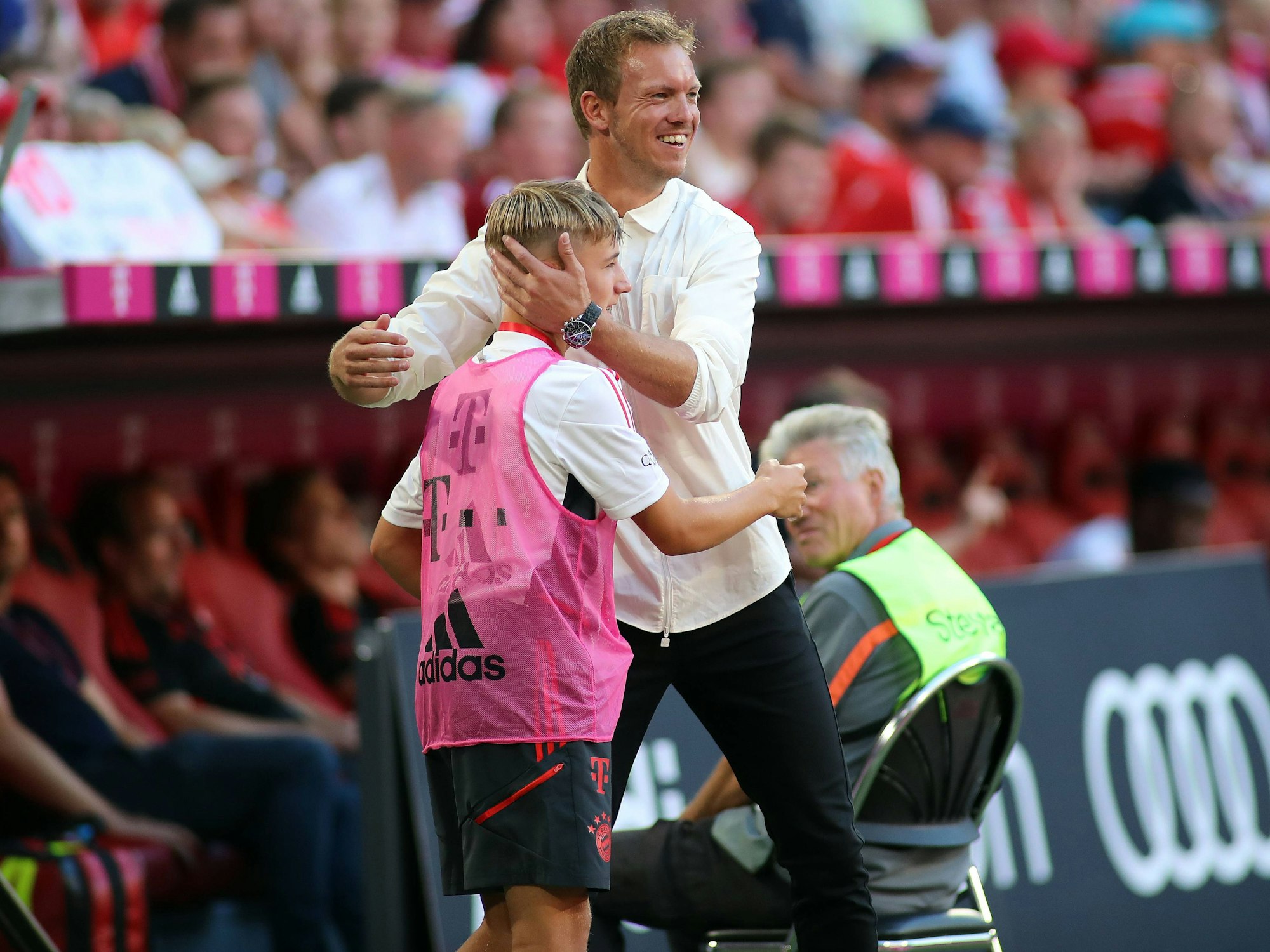 Balljunge Lennart Karl mit dem damaligen Bayern-Trainer Julian Nagelsmann.