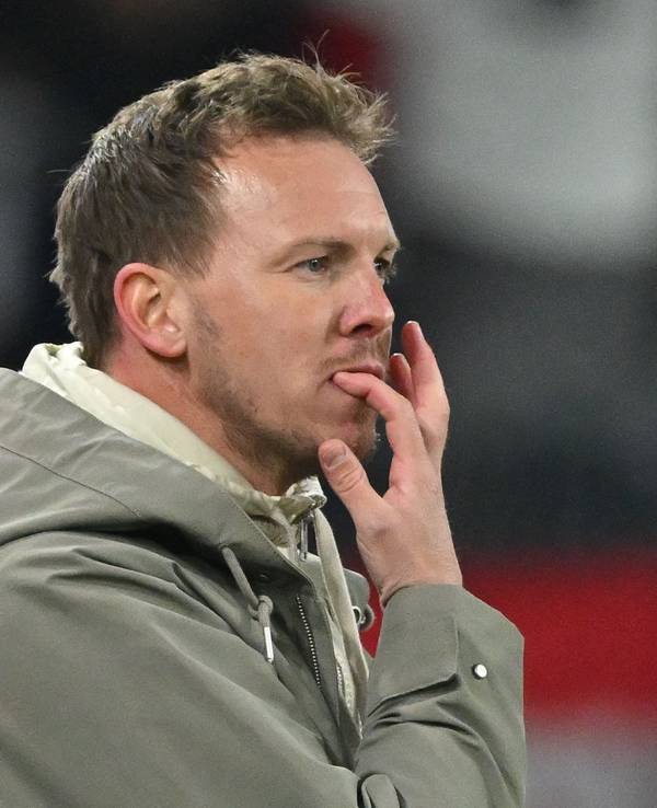 Bundestrainer Julian Nagelsmann schaut sich das Länderspiel seines Teams an.