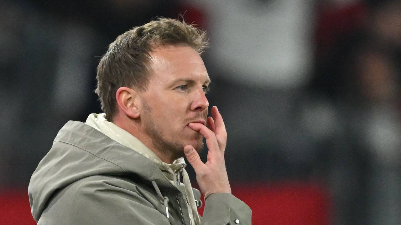 Bundestrainer Julian Nagelsmann schaut sich das Länderspiel seines Teams an.