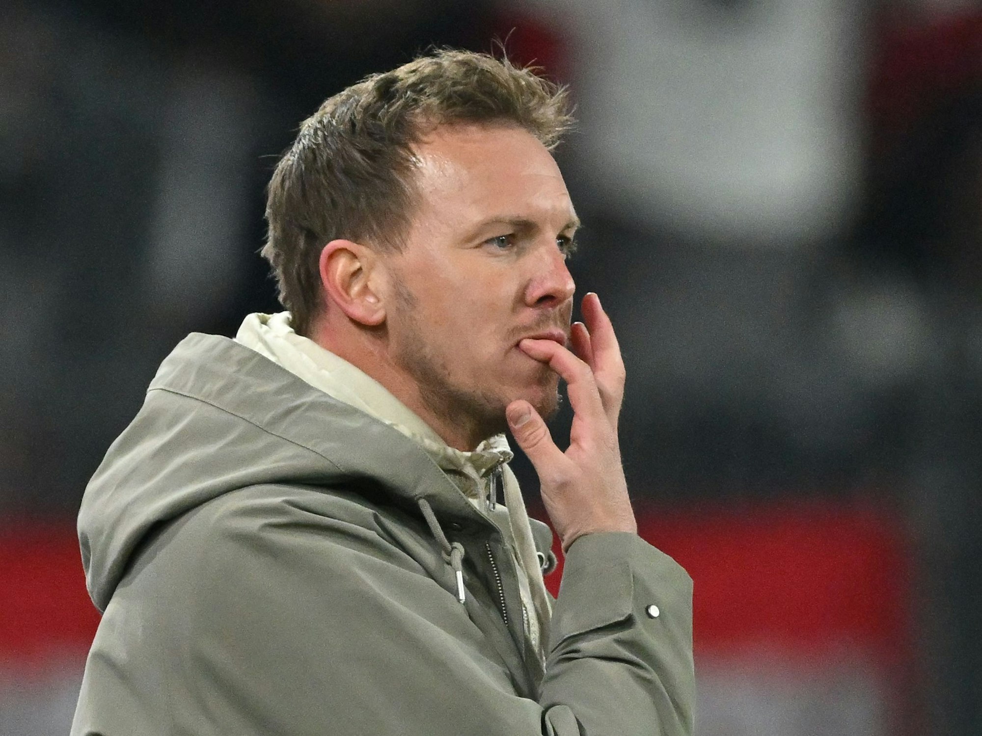 Bundestrainer Julian Nagelsmann schaut sich das Länderspiel seines Teams an.