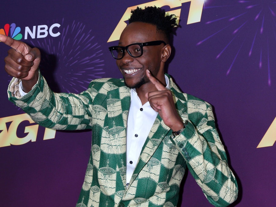 Learnmore Jonasi lächelt und gestikuliert.