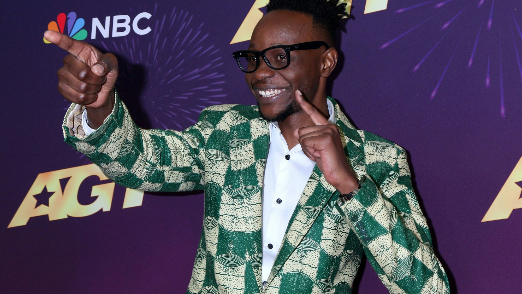 Learnmore Jonasi lächelt und gestikuliert.