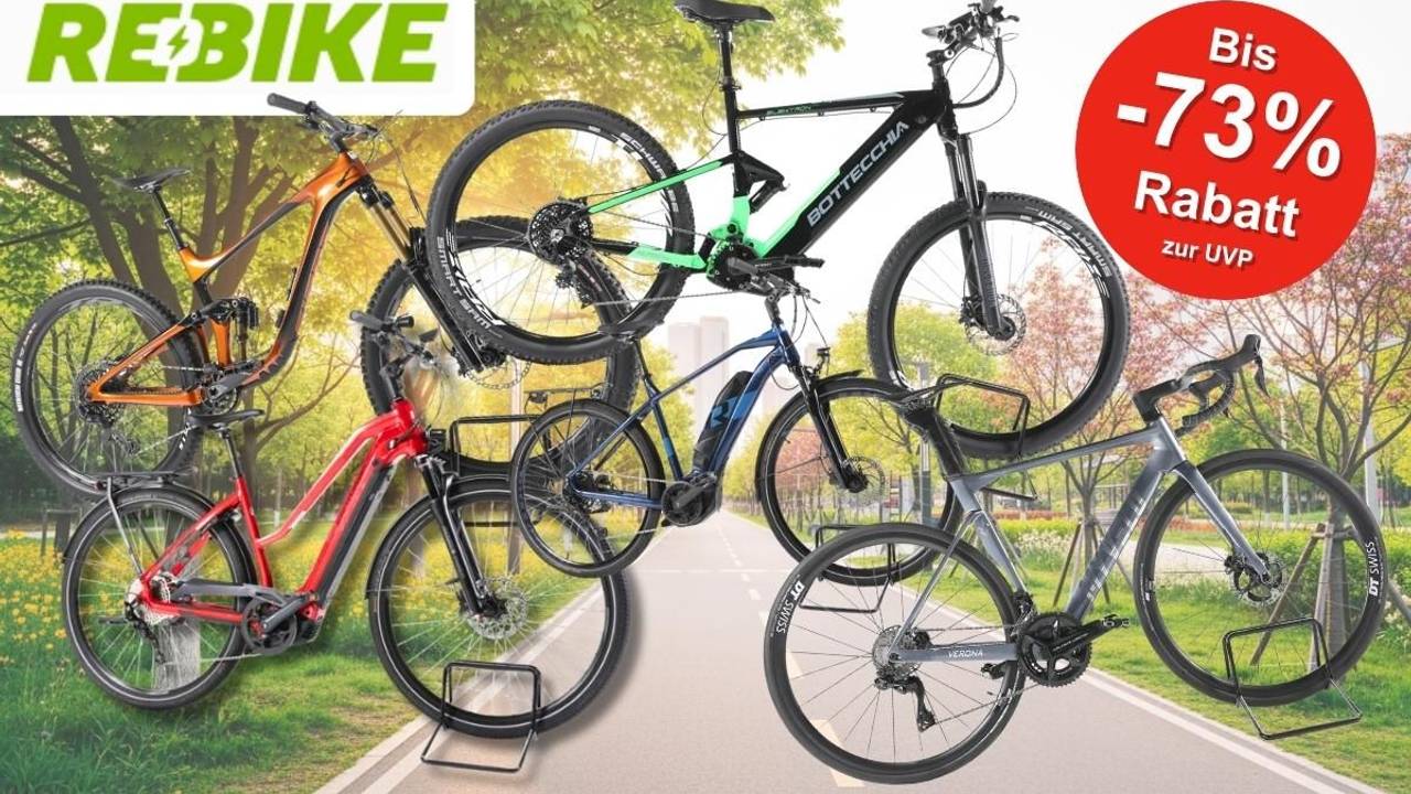 Verschiedene E-Bikes auf Fahrradständern vor einem frühlingshaften Park-Hintergrund mit blühenden Bäumen und einem Radweg: ein orangefarbenes E-Mountainbike mit Fully-Rahmen, ein schwarzes E-MTB mit grünen Akzenten der Marke Bottecchia, ein rotes E-Trekkingrad, ein blaues E-Cityrad sowie ein graues E-Rennrad. Oben links das grüne Rebike-Logo.