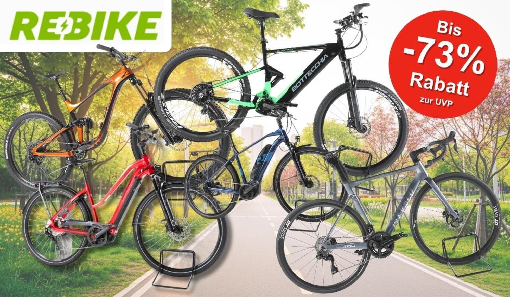 Verschiedene E-Bikes auf Fahrradständern vor einem frühlingshaften Park-Hintergrund mit blühenden Bäumen und einem Radweg: ein orangefarbenes E-Mountainbike mit Fully-Rahmen, ein schwarzes E-MTB mit grünen Akzenten der Marke Bottecchia, ein rotes E-Trekkingrad, ein blaues E-Cityrad sowie ein graues E-Rennrad. Oben links das grüne Rebike-Logo.