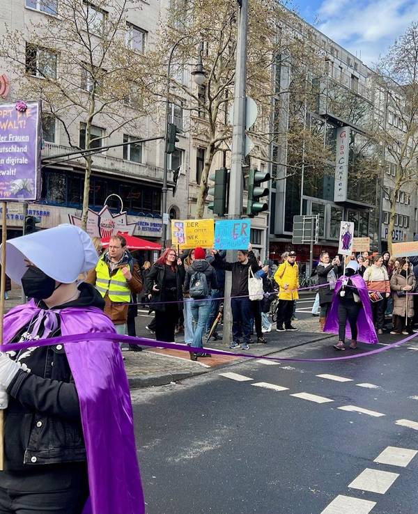 Köln, 28.3.2026: Teilnehmerinnen und Teilnehmer der Demo gegen patriarchale Gewalt.
