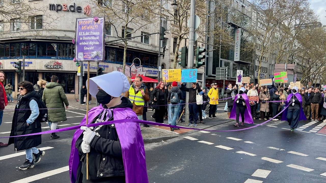 Köln, 28.3.2026: Teilnehmerinnen und Teilnehmer der Demo gegen patriarchale Gewalt.