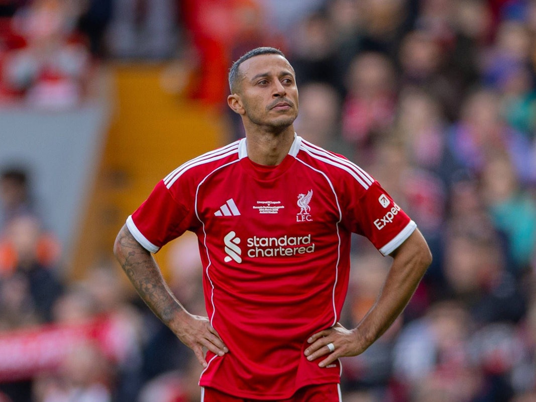 Thiago hat auf dem Spielfeld Tränen in den Augen.