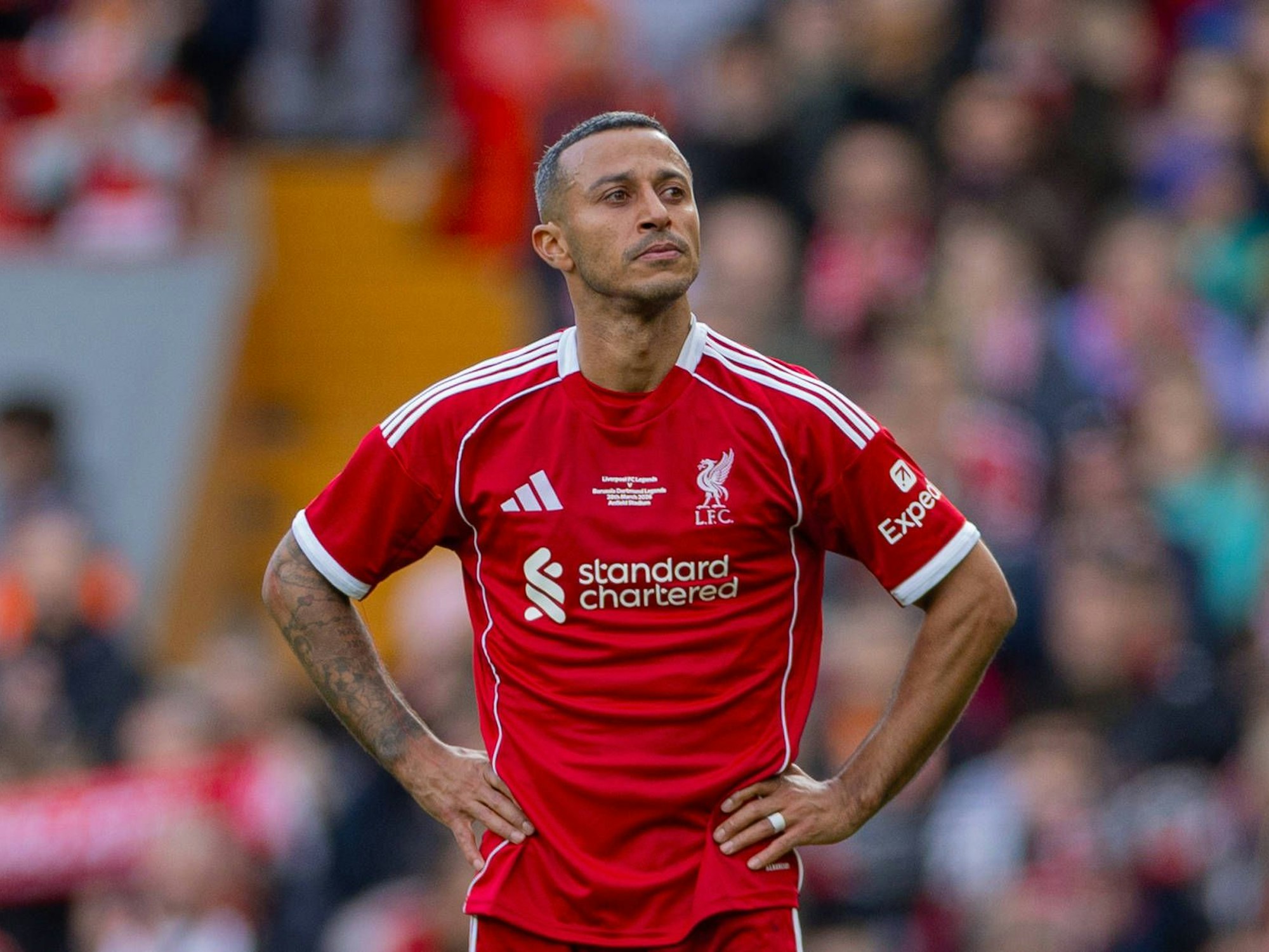 Thiago hat auf dem Spielfeld Tränen in den Augen.