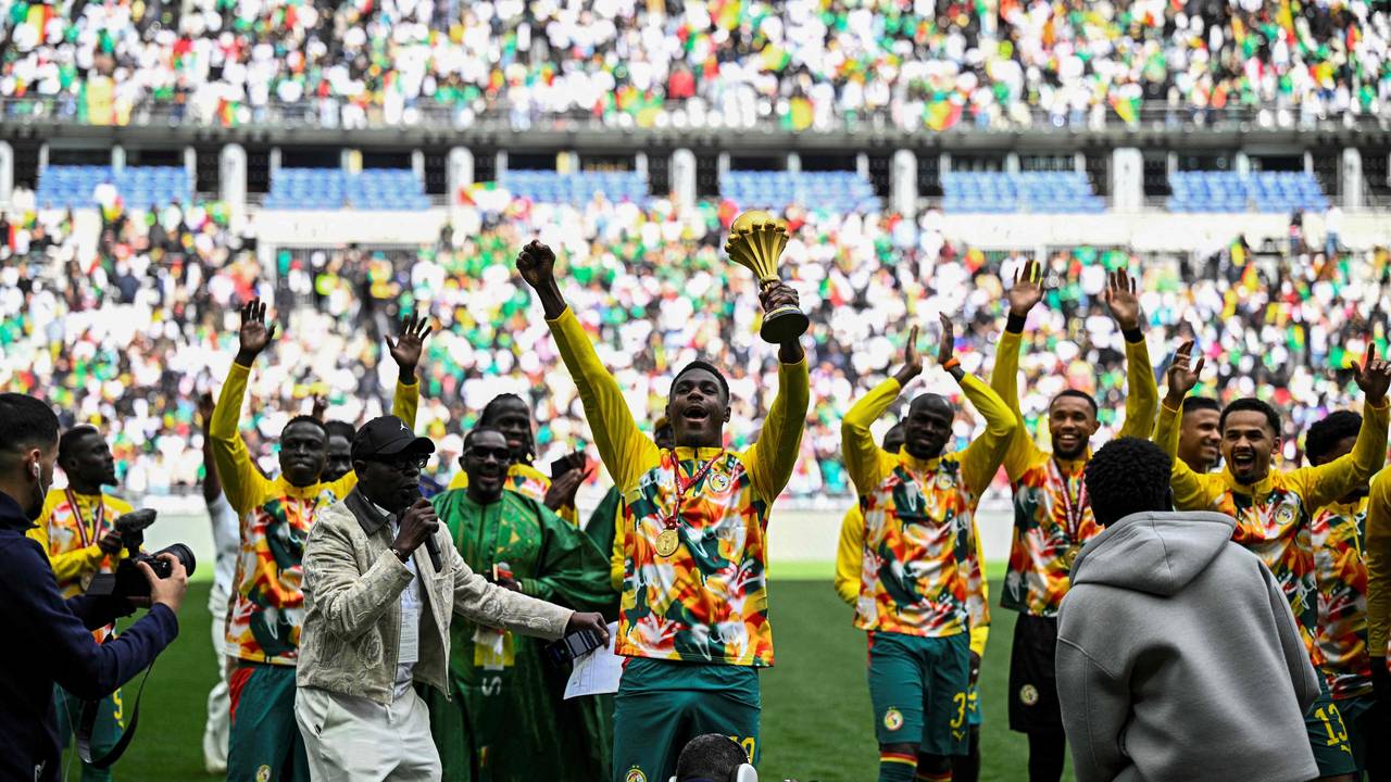 Die Spieler aus dem Senegal tragen den Pokal für den Sieger des Afrika Cups auf einer Art Ehrenrunde im Stade de France.
