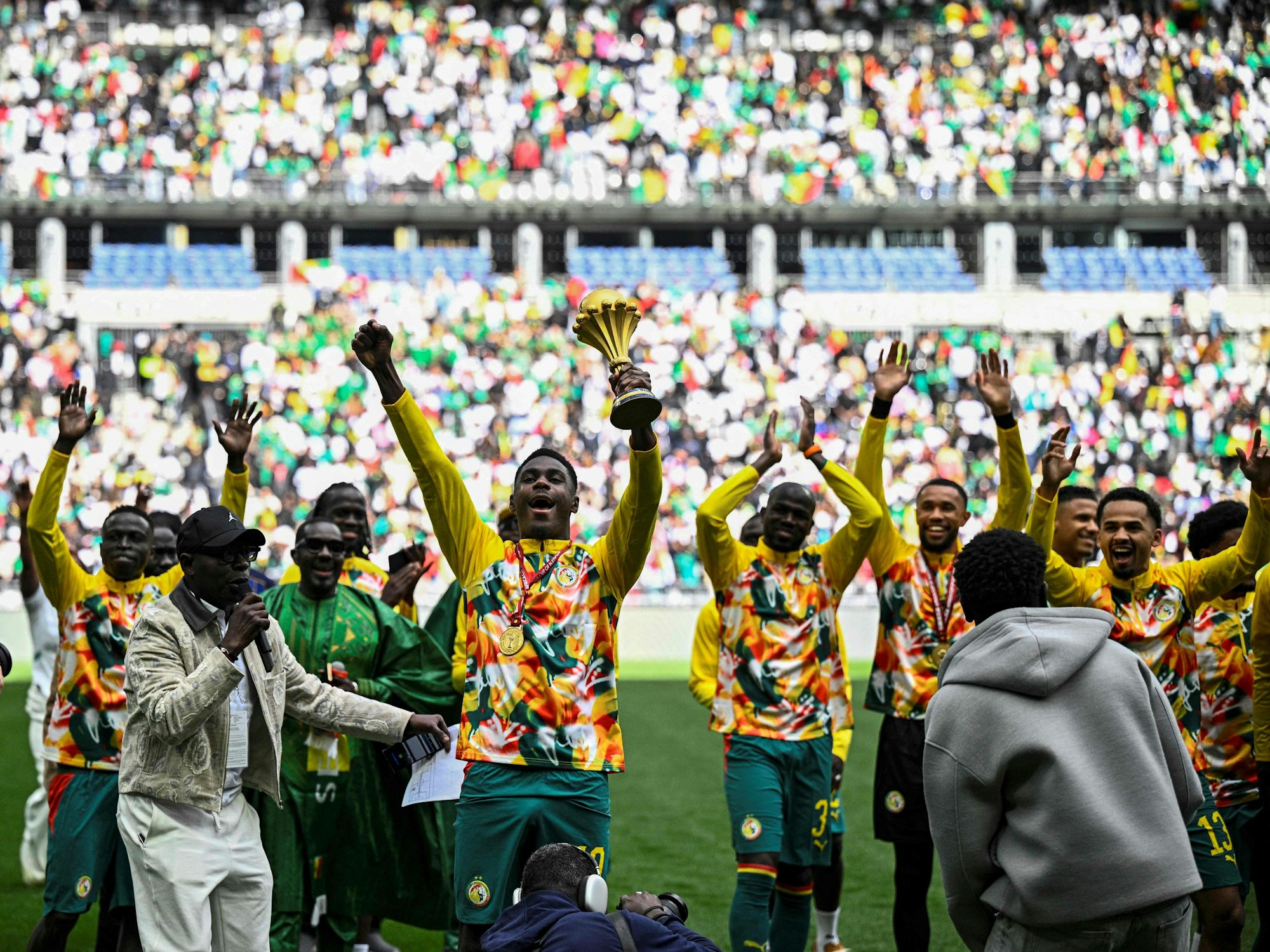 Die Spieler aus dem Senegal tragen den Pokal für den Sieger des Afrika Cups auf einer Art Ehrenrunde im Stade de France.