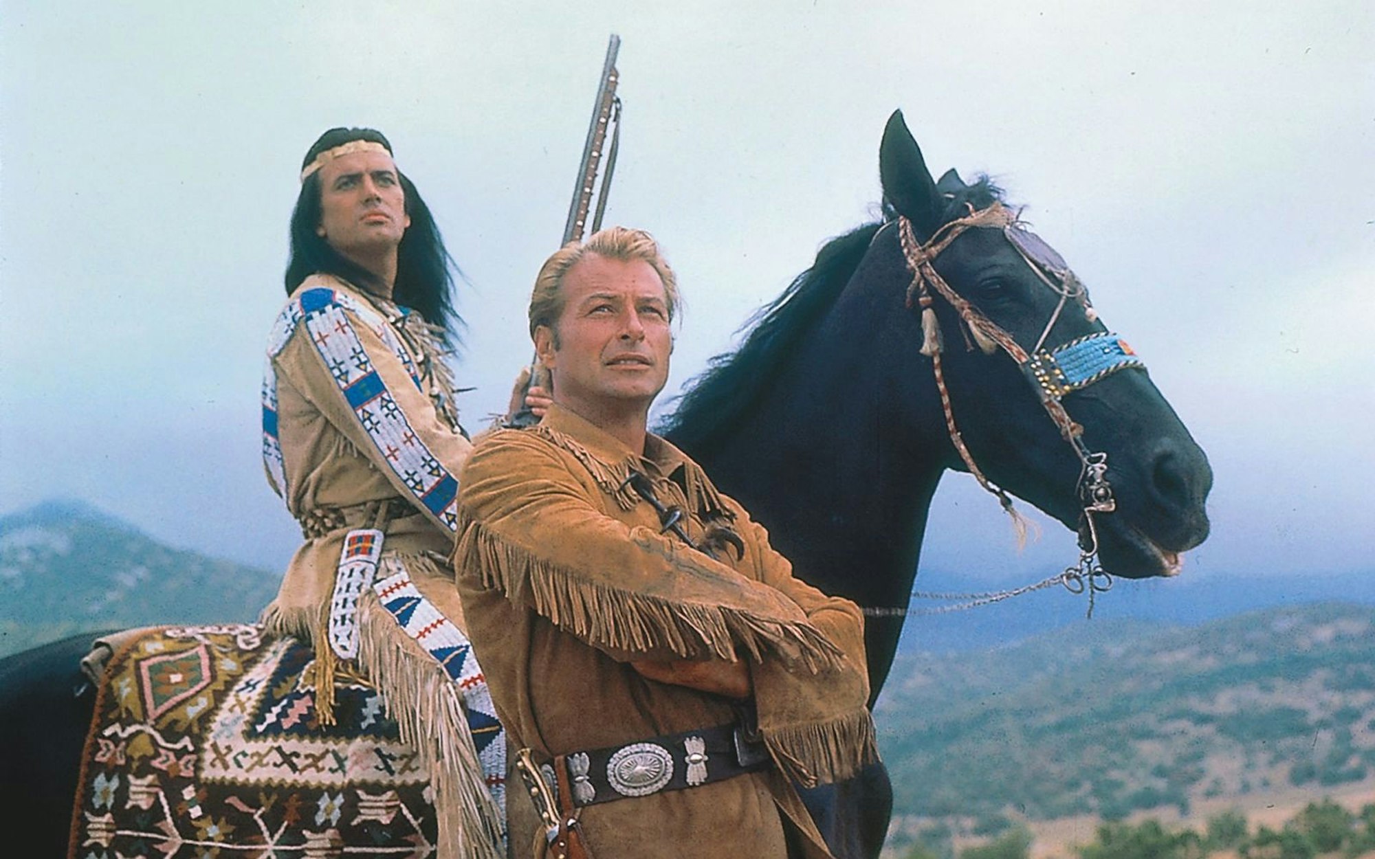 Sie ritten Seite an Seite in die deutsche Kinogeschichte: Die Blutsbrüder Winnetou (Pierre Brice, links) und Old Shatterhand (Lex Barker) in „Winnetou 2. Teil“. (Bild: ZDF/Gerd-Victor Krau)