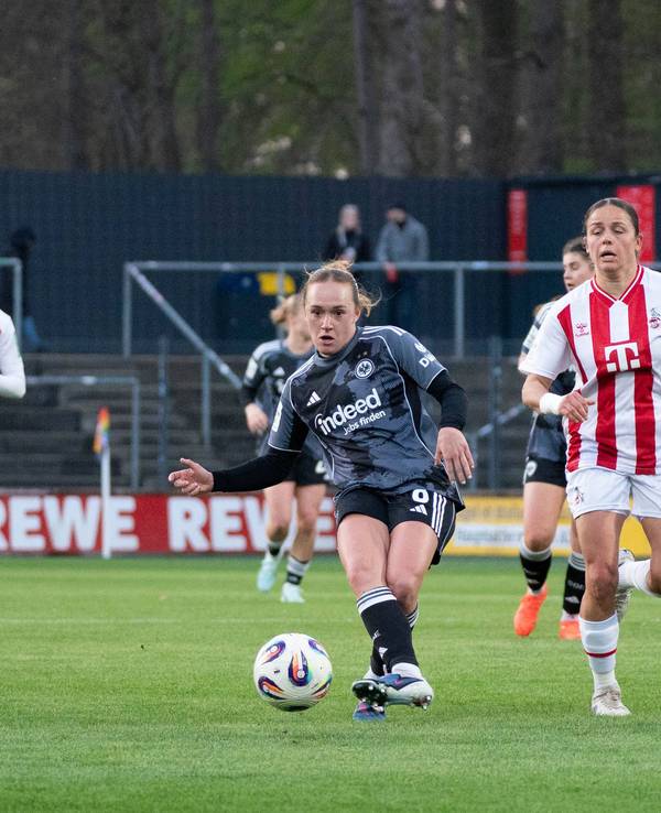 Lisanne Gräwe (l.) spielt bei der Partie von Eintracht Frankfurt gegen den 1. FC Köln einen Pass.
