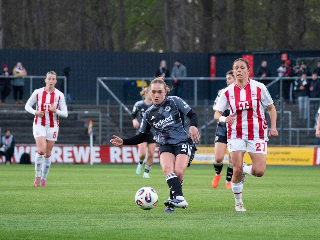 Lisanne Gräwe (l.) spielt bei der Partie von Eintracht Frankfurt gegen den 1. FC Köln einen Pass.