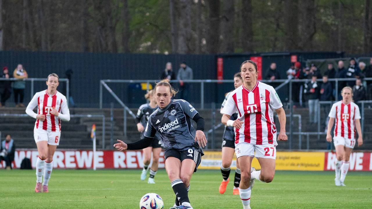 Lisanne Gräwe (l.) spielt bei der Partie von Eintracht Frankfurt gegen den 1. FC Köln einen Pass.