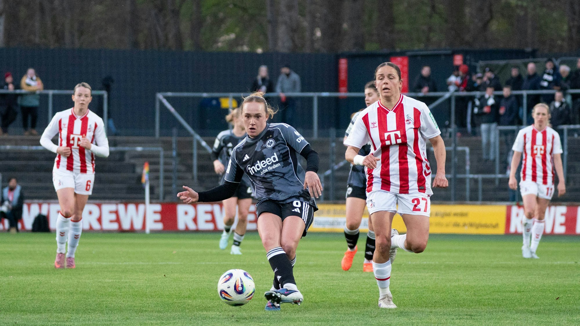 Lisanne Gräwe (l.) spielt bei der Partie von Eintracht Frankfurt gegen den 1. FC Köln einen Pass.