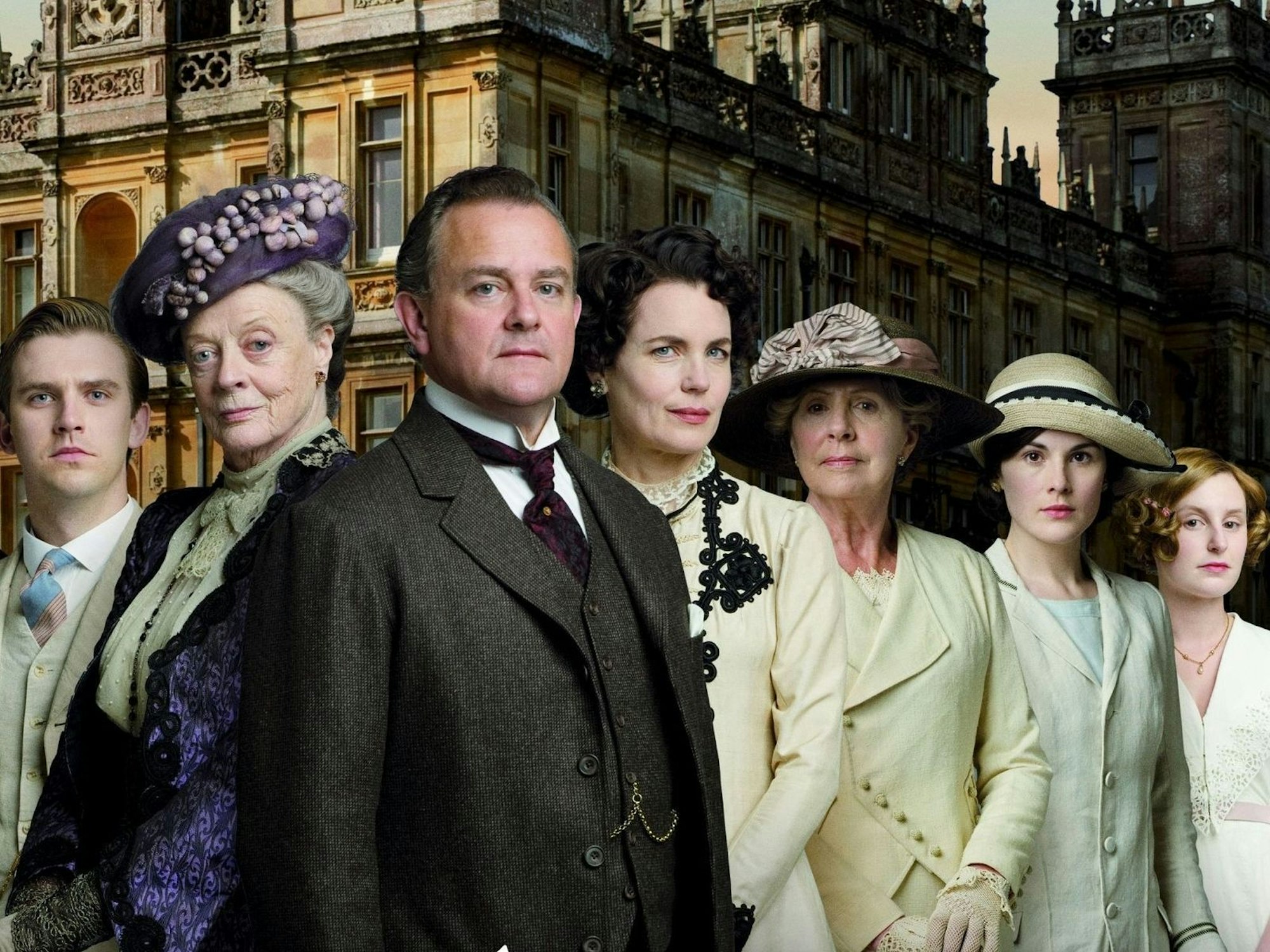 „Downton Abbey“ erzählt in sechs Staffeln die Geschichte einer britischen Adelsfamilie zu Beginn des 20. Jahrhunderts. In drei Folgefilmen, zuletzt „Downton Abbey: Das große Finale“ (2025), kehrte ein Großteil der Besetzung zurück. (Bild: Universal)