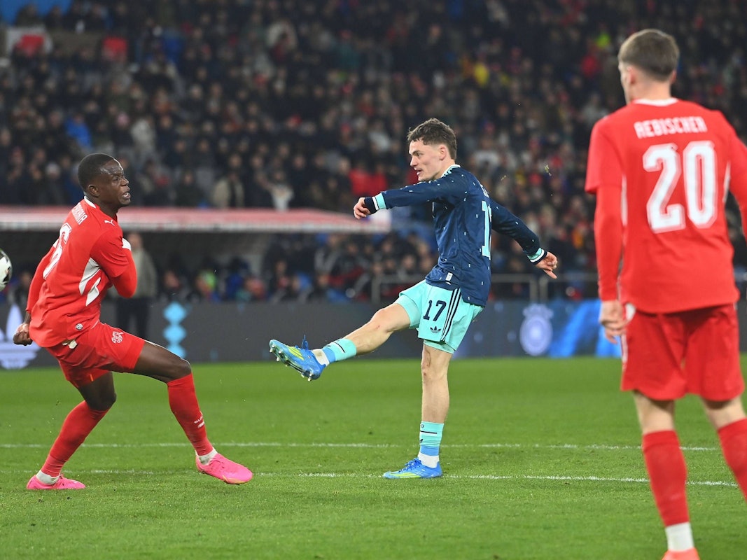 Schlenzer aus dem Stand: Florian Wirtz bei seinem Siegtreffer zum 4:3 gegen die Schweiz.