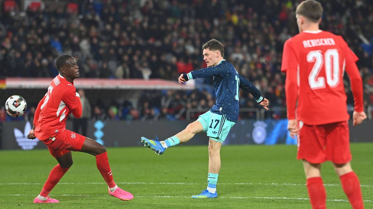 Schlenzer aus dem Stand: Florian Wirtz bei seinem Siegtreffer zum 4:3 gegen die Schweiz.