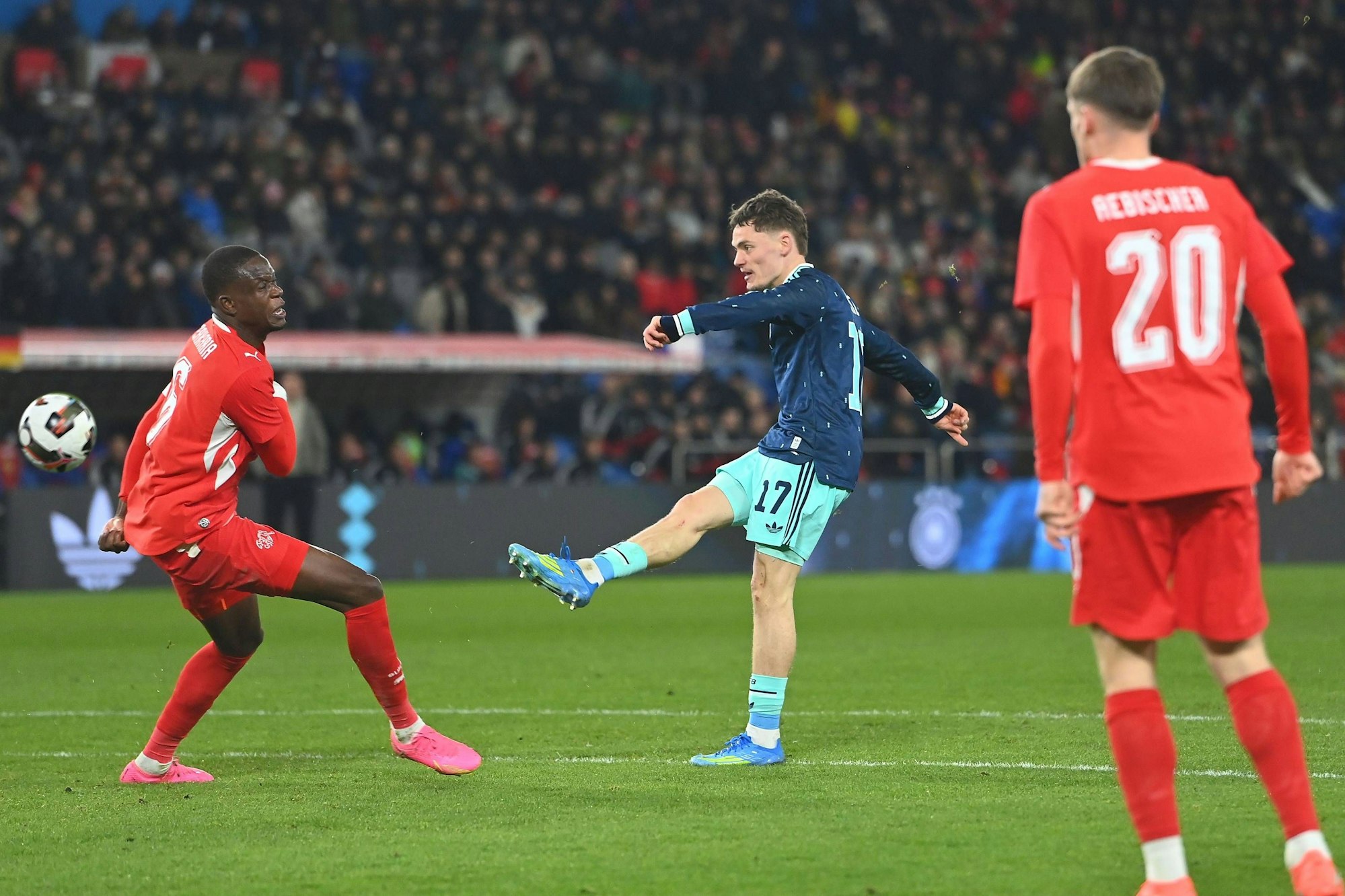 Schlenzer aus dem Stand: Florian Wirtz bei seinem Siegtreffer zum 4:3 gegen die Schweiz.