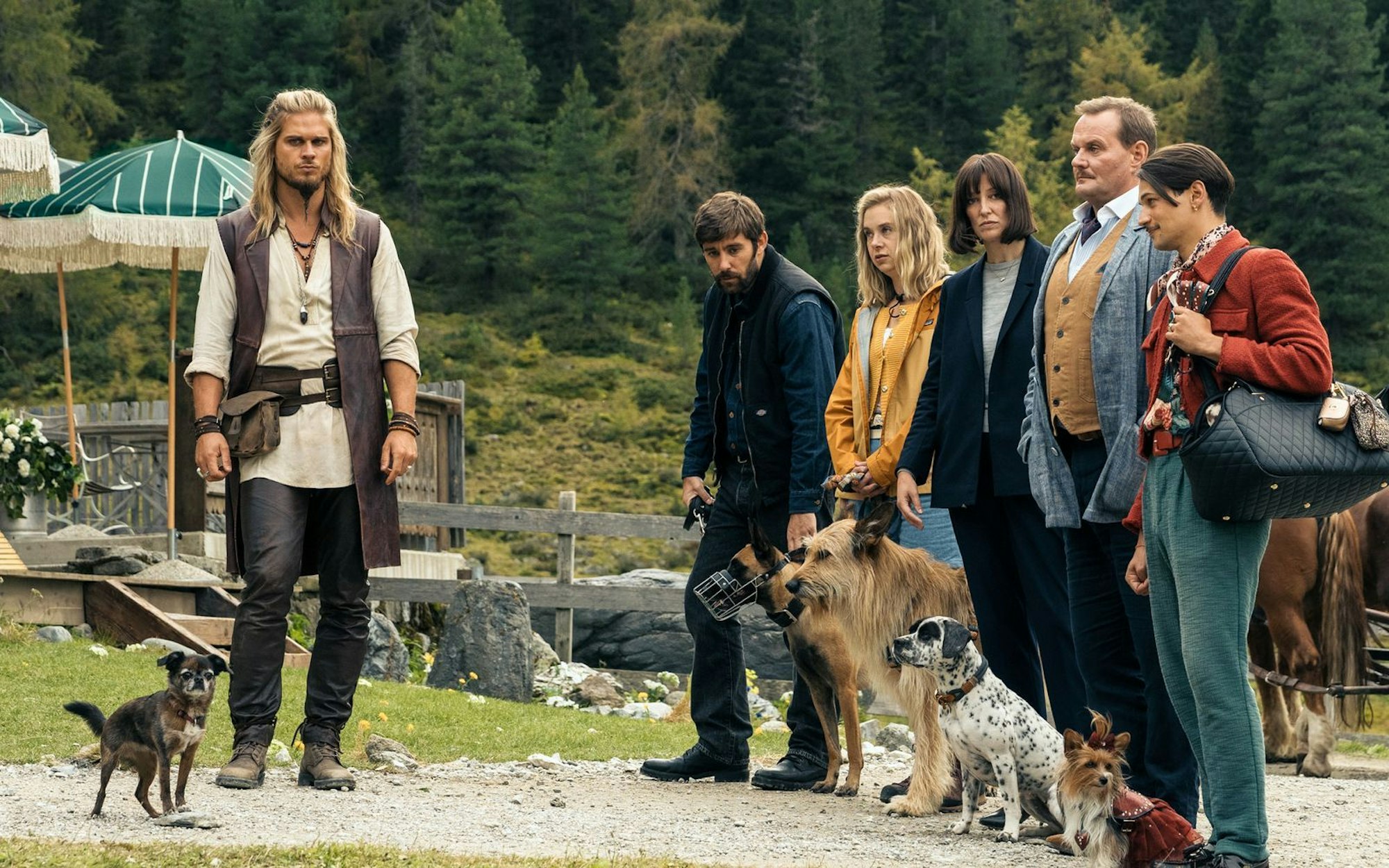 Bei „Let's Dance“ war Ex-Fußballprofi Rúrik Gíslason (links) schon, jetzt wird er auch Netflix-Star. In der Filmkomödie „Eat Pray Bark - Therapie auf vier Pfoten“ spielt er den berühmt-berüchtigten Hundetrainer Nodon. Er soll überforderten Hundehalten (von links: Kerim Waller, Anna Herrmann, Alexandra Maria Lara, Devid Striesow, Doga Gürer) helfen. (Bild: Netflix / Stephan Rabold)