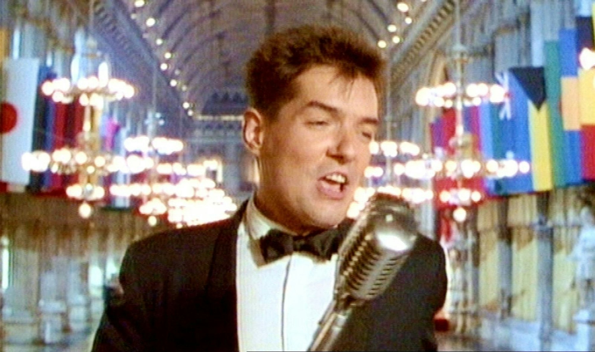 Den Erfolg von „Rock Me Amadeus“ konnte Falco zwar nicht wiederholen, einige spektakuläre Hits konnte er dennoch landen, unter anderem mit „Vienna Calling“ und dem Skandal-Song „Jeanny“. (Bild: ZDF / ORF / Das Medienstudio)