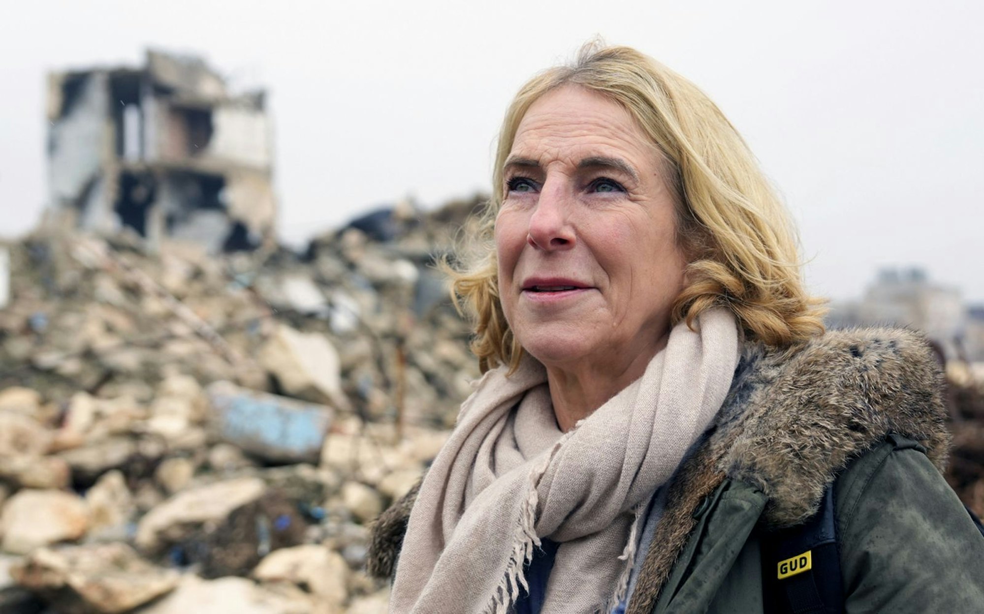 Die preisgekrönte Journalistin Katrin Eigendorf berichtete in ihrem Berufsleben von vielen Kriegen. Nun möchte sie wissen, wie Frieden funktioniert. Dafür reiste sie für eine tiefschürfende Reportage in acht Länder, in denen der Friedensprozess - auf sehr unterschiedliche Weise - funktionierte. Was haben sie gemeinsam? (Bild: ZDF und Timo Bruhns)