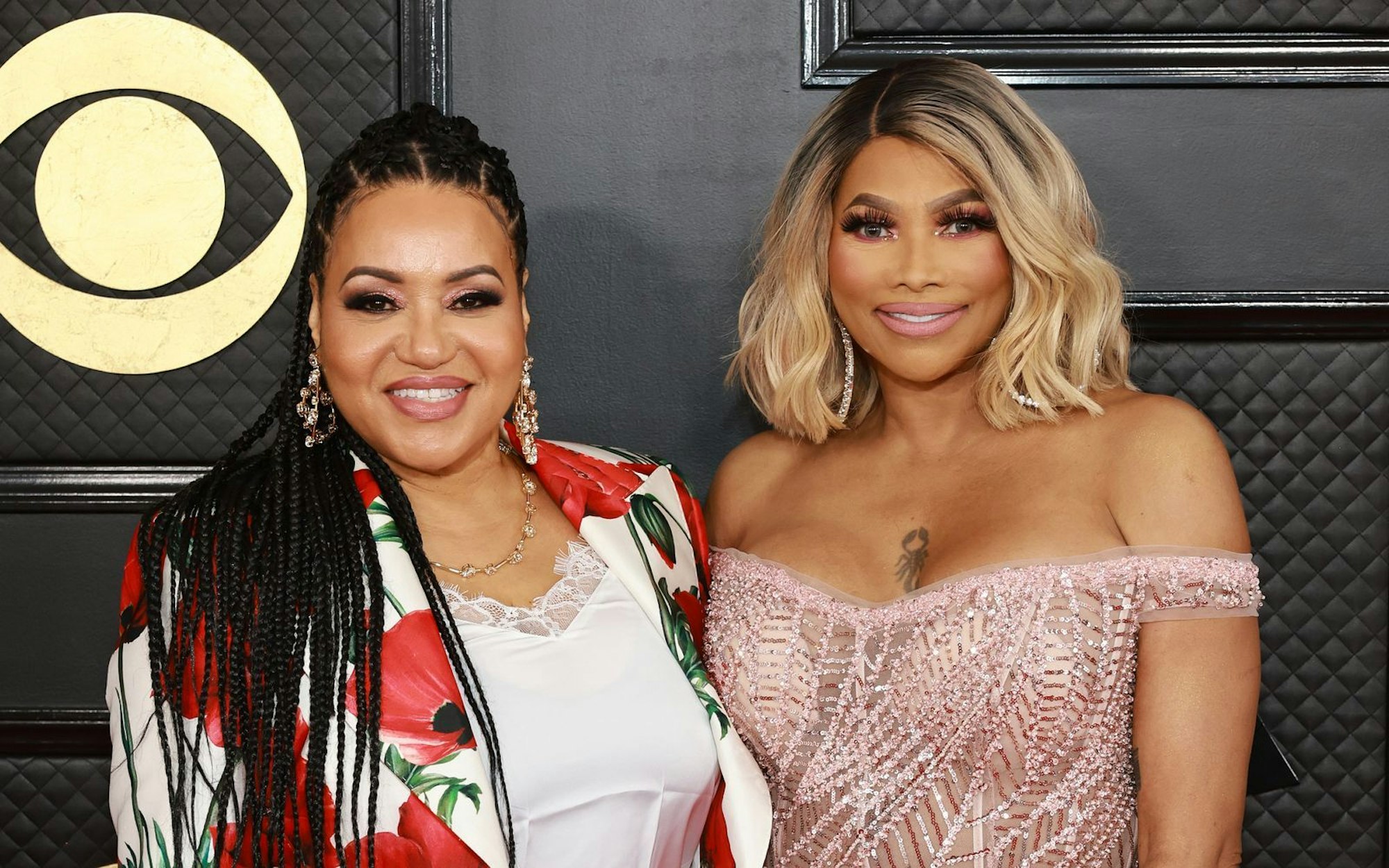Cheryl James und Sandra Denton von Salt 'n' Pepa 2023 bei der Grammy-Verleihung in Los Angeles. Damals waren sie noch ohne DJ Spinderella/Deidra Roper unterwegs, ihre Kollegin hatten sie 2019 aus der Band gefegt - per E-Mail, wie es heißt. (Bild: 2023 The Recording Academy/Matt Winkelmeyer)