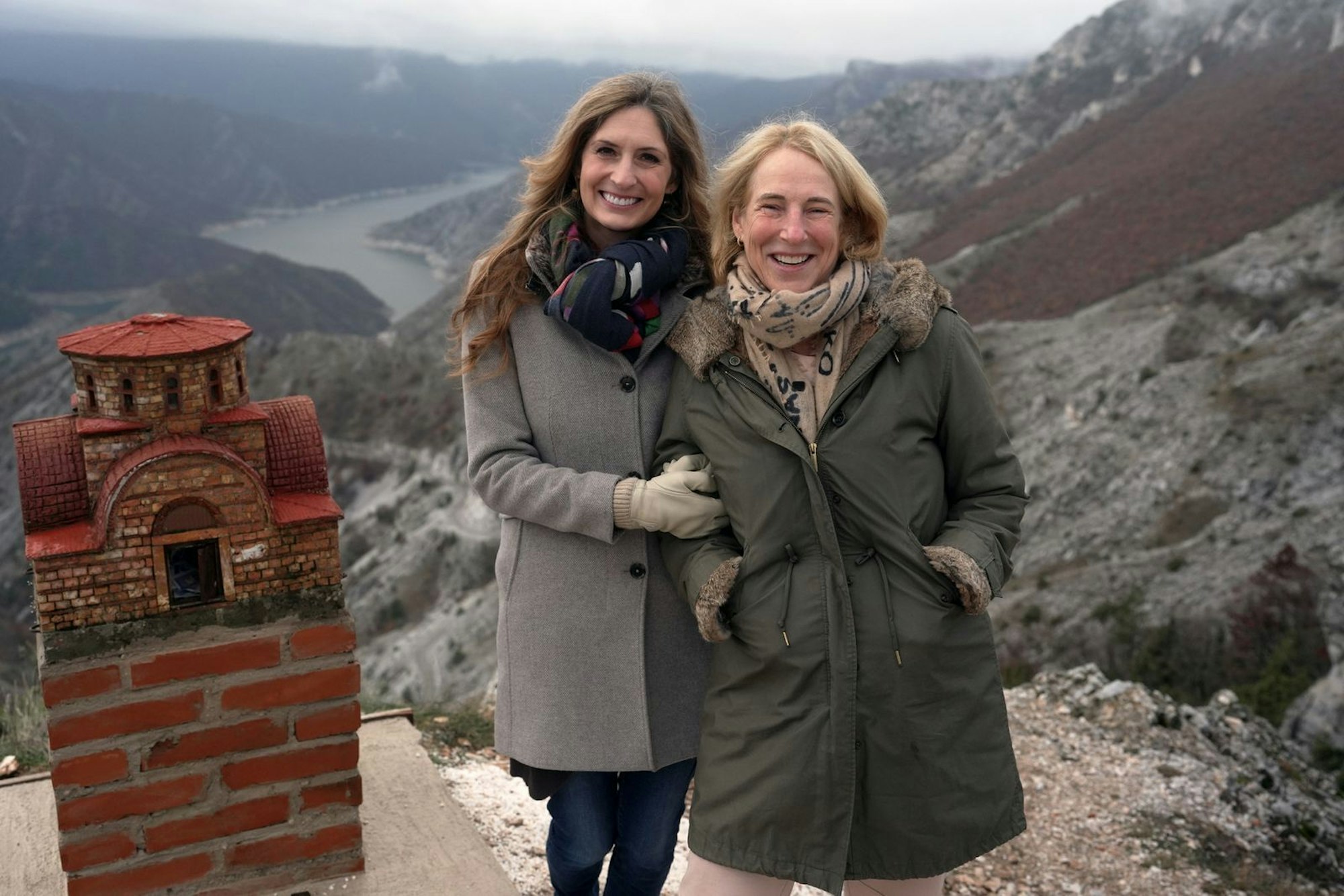 Der erfolgreiche Friedensprozess in Nordmazedonien ist ungewöhnlichen Konzepten und Mitteln zu verdanken. Katrin Eigendorf (rechts) spricht darüber mit Dr. Rebekah Granger-Ellis. (Bild: ZDF und Timo Bruhns)