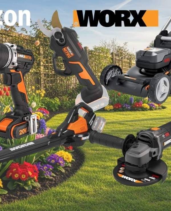 Worx-Geräte in Orange-Schwarz vor grünem, blühenden Garten mit vielen Blumen – darunter ein Akku-Schlagbohrschrauber, eine Ast-Kettensäge, ein Akku-Rasenmäher, ein Laubbläser und ein Winkelschleifer. Oben links das Amazon-Logo, oben rechts das Worx-Logo.