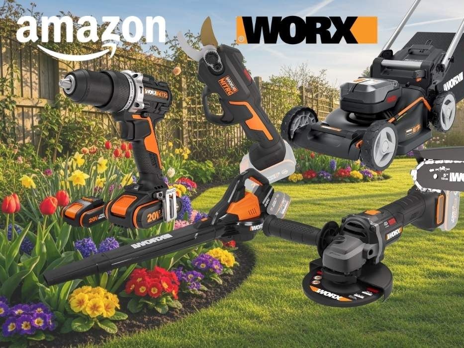 Worx-Geräte in Orange-Schwarz vor grünem, blühenden Garten mit vielen Blumen – darunter ein Akku-Schlagbohrschrauber, eine Ast-Kettensäge, ein Akku-Rasenmäher, ein Laubbläser und ein Winkelschleifer. Oben links das Amazon-Logo, oben rechts das Worx-Logo.