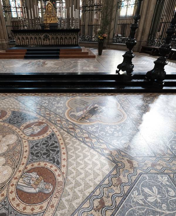In Zusammenarbeit der Firma Kärcher reinigten Mitarbeiter der Dombauhütte im Jahr 2021 den historischen Sandsteinboden und den Mosaikboden im Kölner Dom.