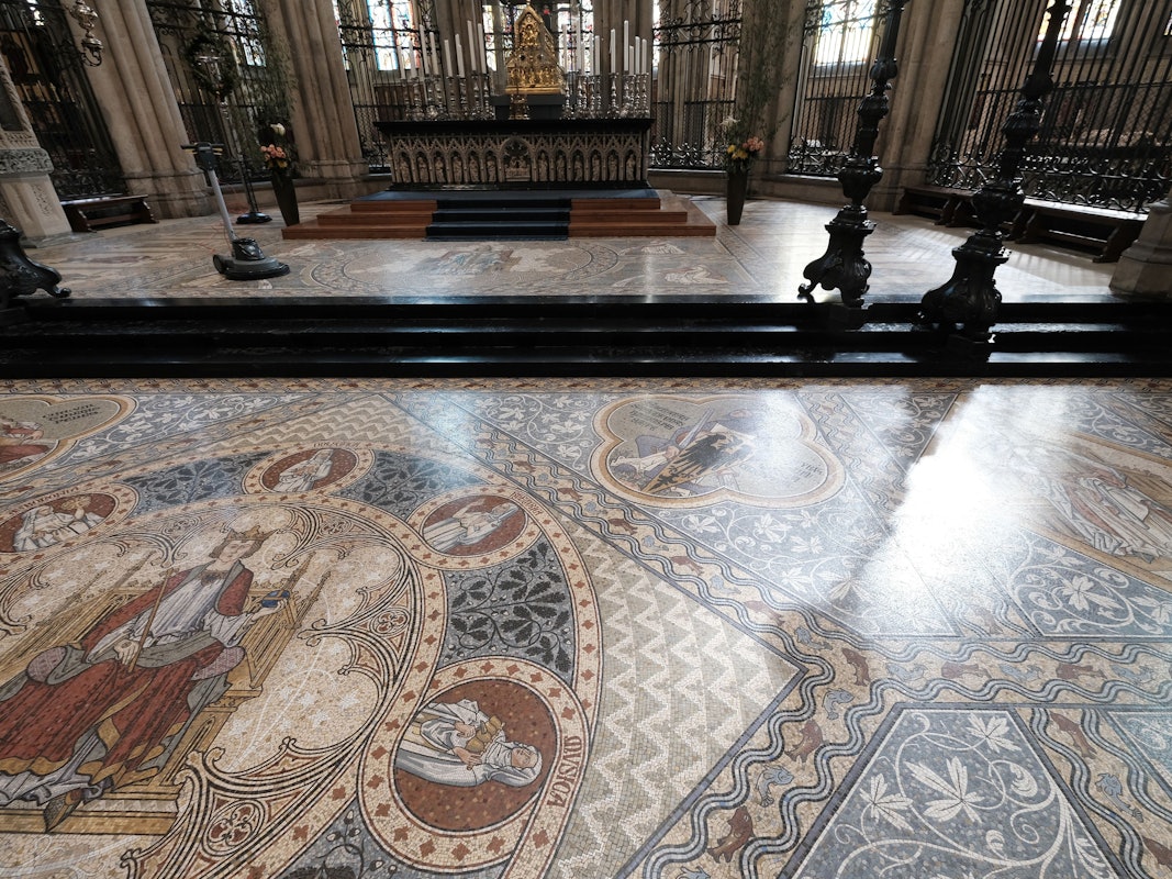In Zusammenarbeit der Firma Kärcher reinigten Mitarbeiter der Dombauhütte im Jahr 2021 den historischen Sandsteinboden und den Mosaikboden im Kölner Dom.