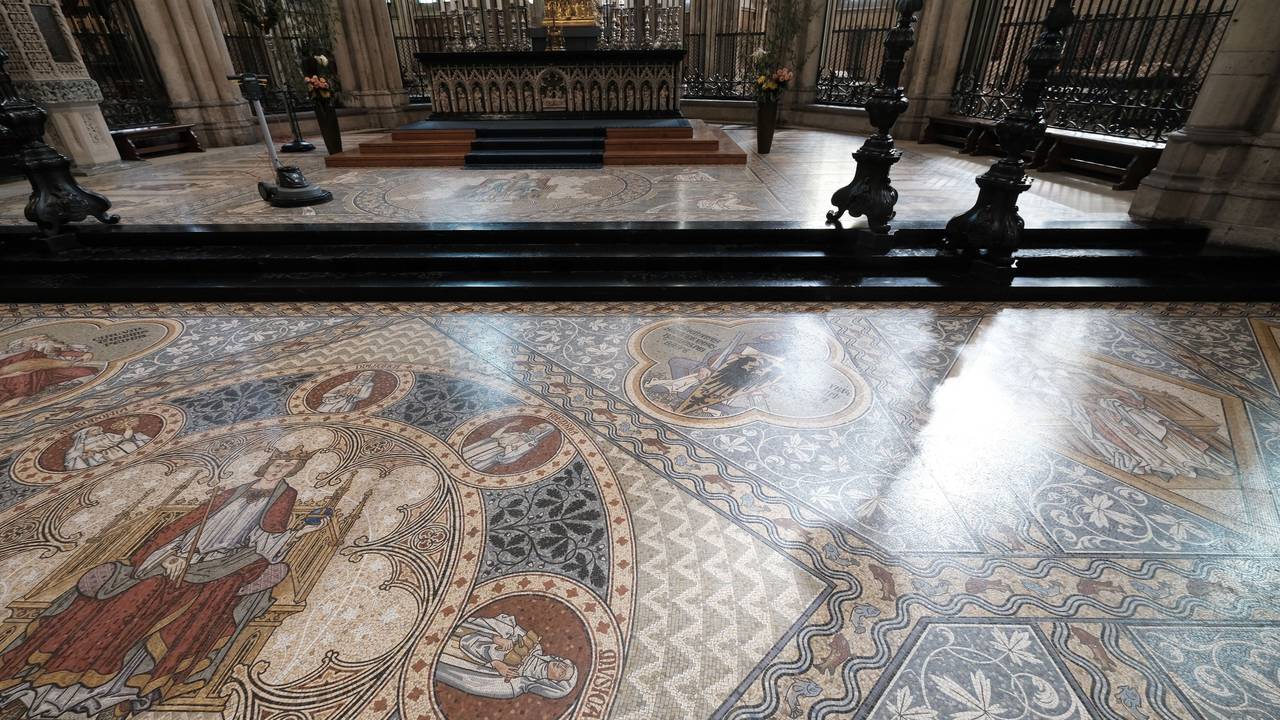 In Zusammenarbeit der Firma Kärcher reinigten Mitarbeiter der Dombauhütte im Jahr 2021 den historischen Sandsteinboden und den Mosaikboden im Kölner Dom.