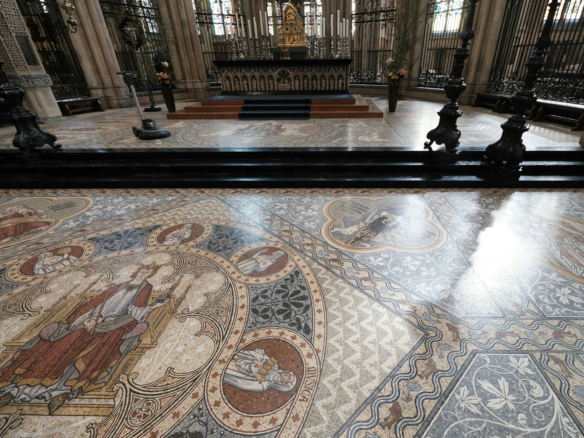 In Zusammenarbeit der Firma Kärcher reinigten Mitarbeiter der Dombauhütte im Jahr 2021 den historischen Sandsteinboden und den Mosaikboden im Kölner Dom.