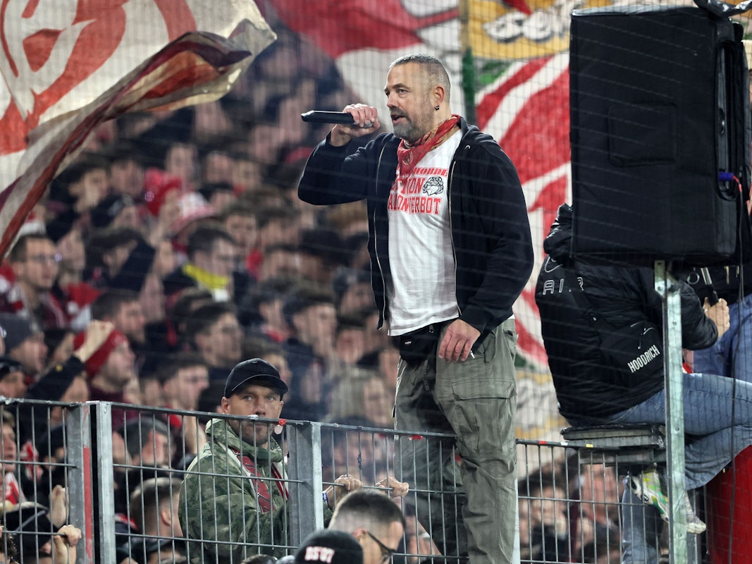 Stephan Schell beim FC-Heimspiel auf dem Zaun.