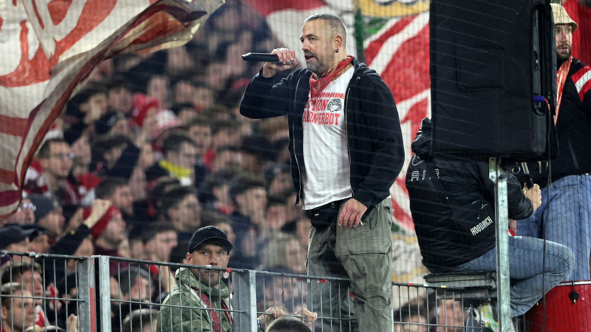 Stephan Schell als Vorsänger bei einem FC-Spiel.