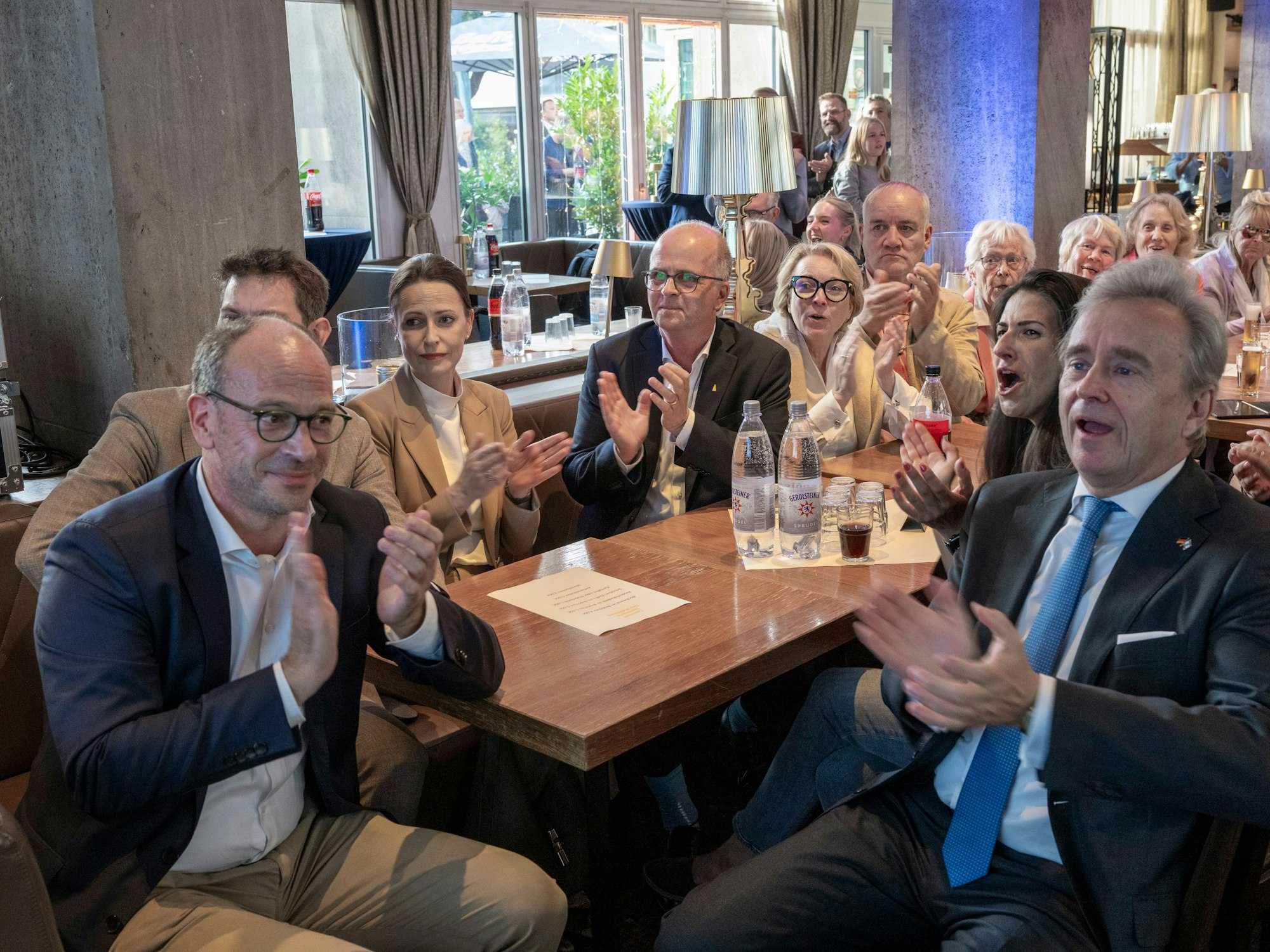 In der CDU rumort es. Das Foto zeigt Niklas Kienitz, Steffi und Markus Greitemann, Serap Güler und Bernd Petelkau(v.l.) bei „Oberbürgermeisterwahl 2025“ und „Kommunalwahl 202'“.