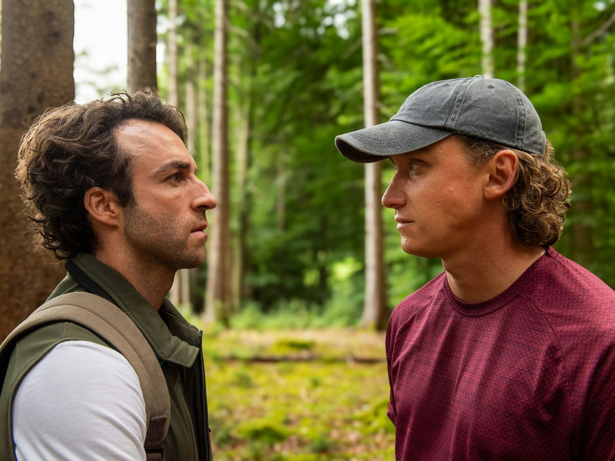 Forstwirt Yascha (Linus Schütz, links) und Fotograf Mats (Aaron Friesz) müssen für die Liebe kämpfen. (Bild: ZDF/Susanne Bernhard)