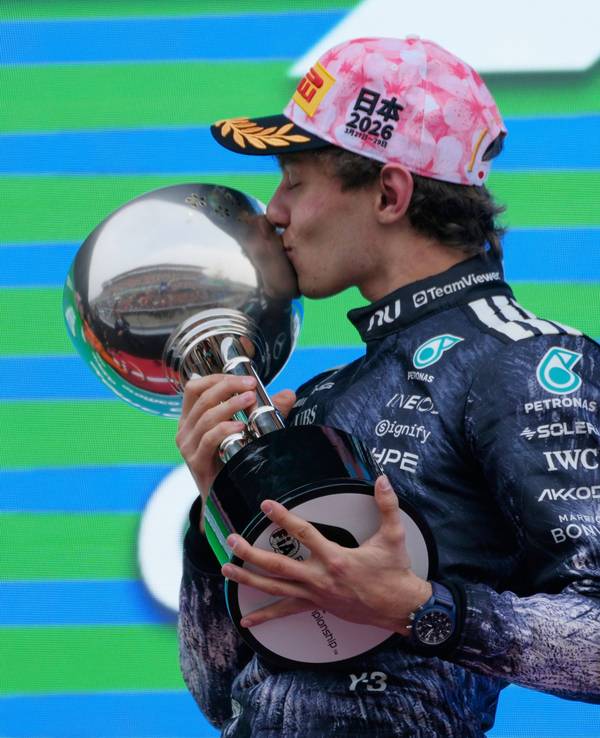 Mercedes-Pilot Kimi Antonelli freut sich nach seinem Triumph in Japan.